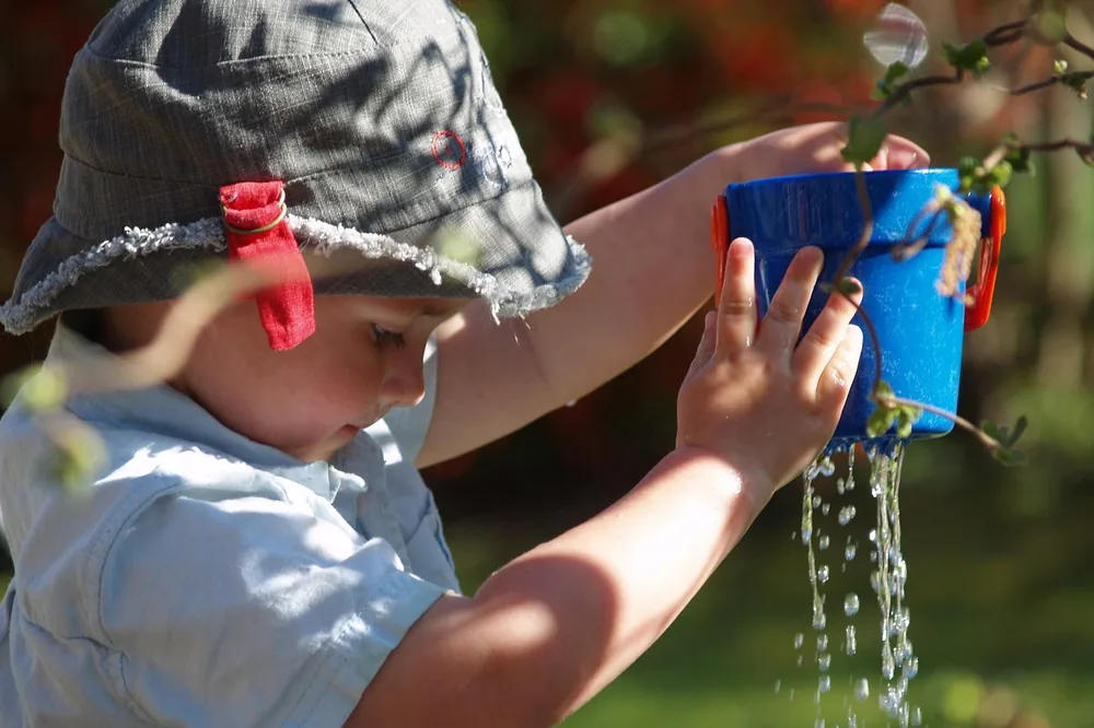 enfant, jouer, l'eau, gouttes, seau, nature, une fuite, petit enfant, casquette, jouet