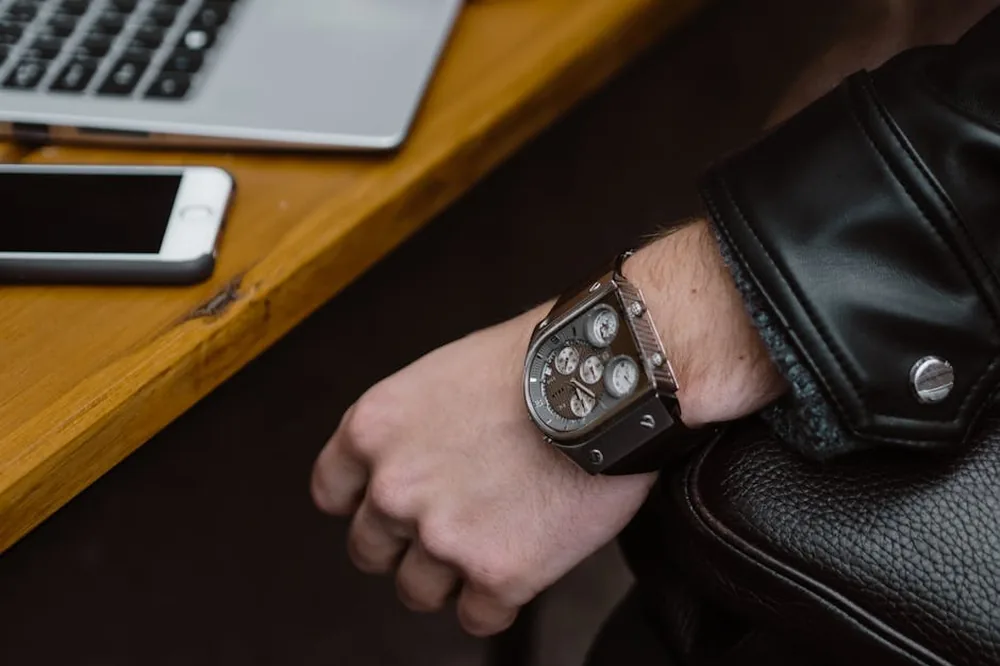 Personne Portant Une Montre Noire Avec Bracelet Noir