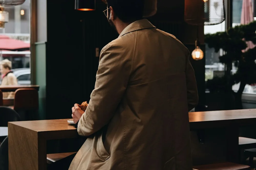 Homme mangeant seul dans un restaurant