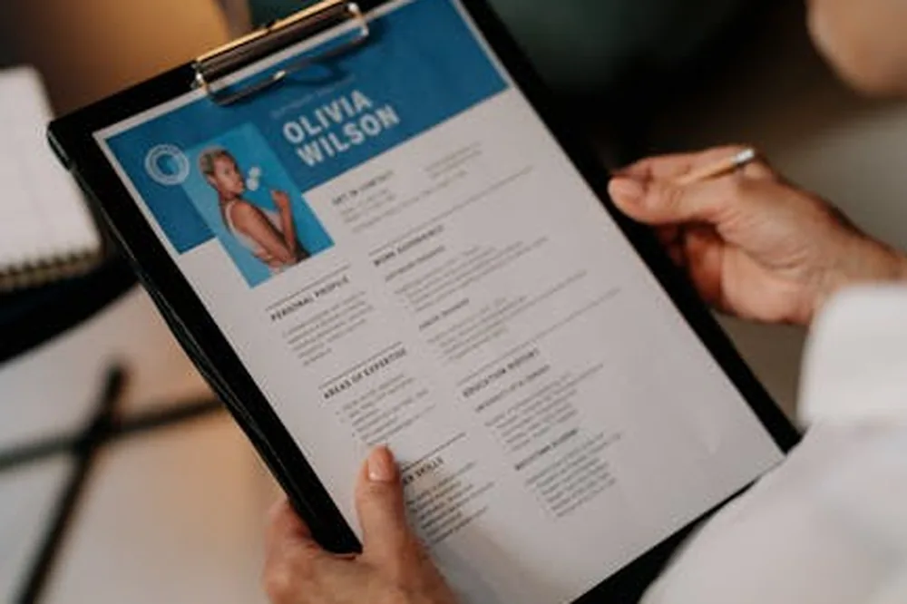 Personne Tenant Un Ipad Noir Avec étui Noir