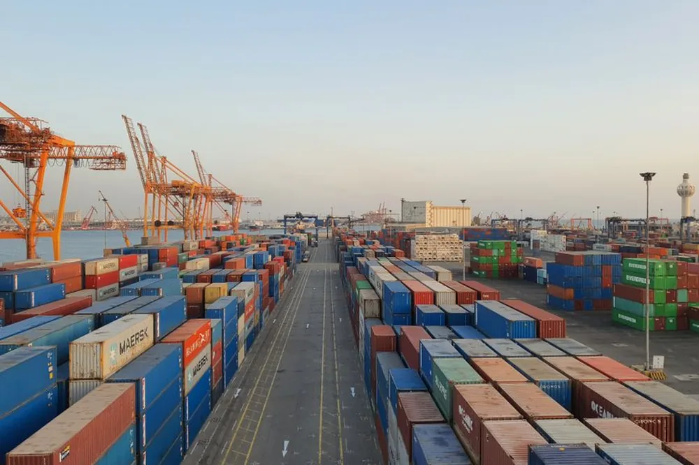 Une scène portuaire animée avec des conteneurs de fret colorés au lever du soleil. Idéal pour des concepts logistique.