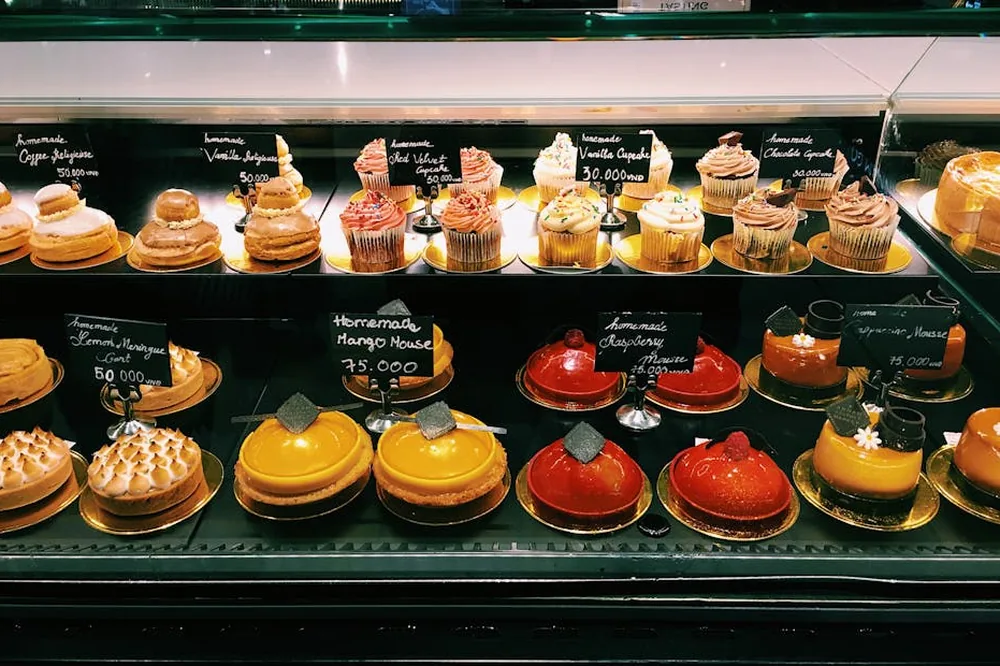 Étagères De Gâteau Assorti Dans Une Boulangerie